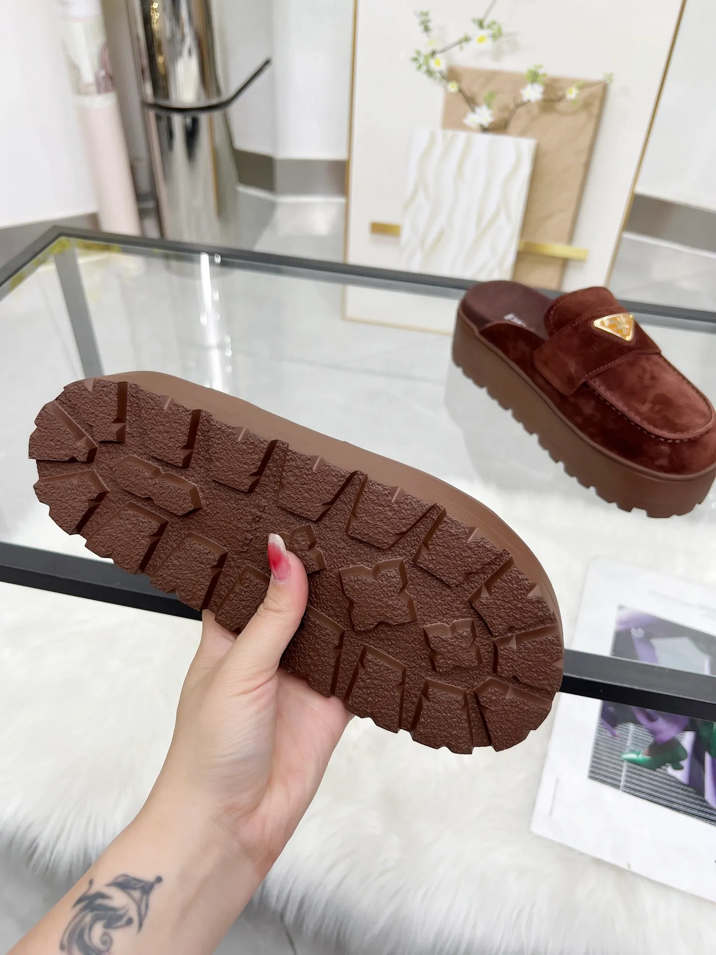 👟👟Ex-factory price 520👟👟 🌸Prada 2025 spring and summer new slippers 💫Velcro sandals The latest catwalk style, classic upgrades, both comfort and fashion. Each color combination looks good, and the design matches different style needs ✅Upper: original customized cowhide ✅Inner: original customized sheepskin lining, cowhide feet ✅Outsole: original molded anti-slip outsole ✅Number of codes: 35-40 (41 customized, non-refundable and non-exchangeable)